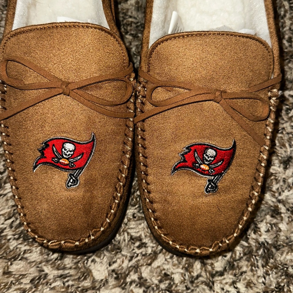 NEW Tampa Bay NFL Buccaneers Moccasin Slipper Men’s Sz XL - Picture 4 of 14